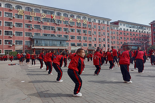 少林寺武术学校的学员在练武