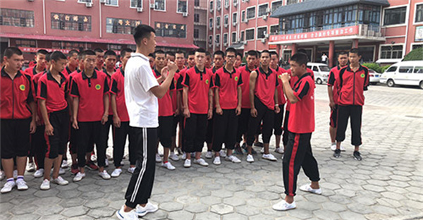 嵩山少林寺武术学校的课程安排是怎样的？