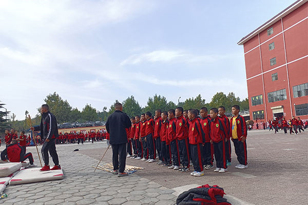 嵩山少林寺武术学校收费多少钱?